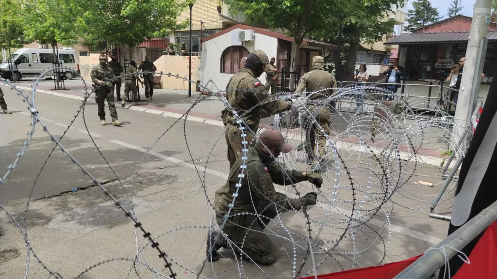 Pripadnici takozvane Kosovske policija provocirali okupljene Srbe u Zvečanu