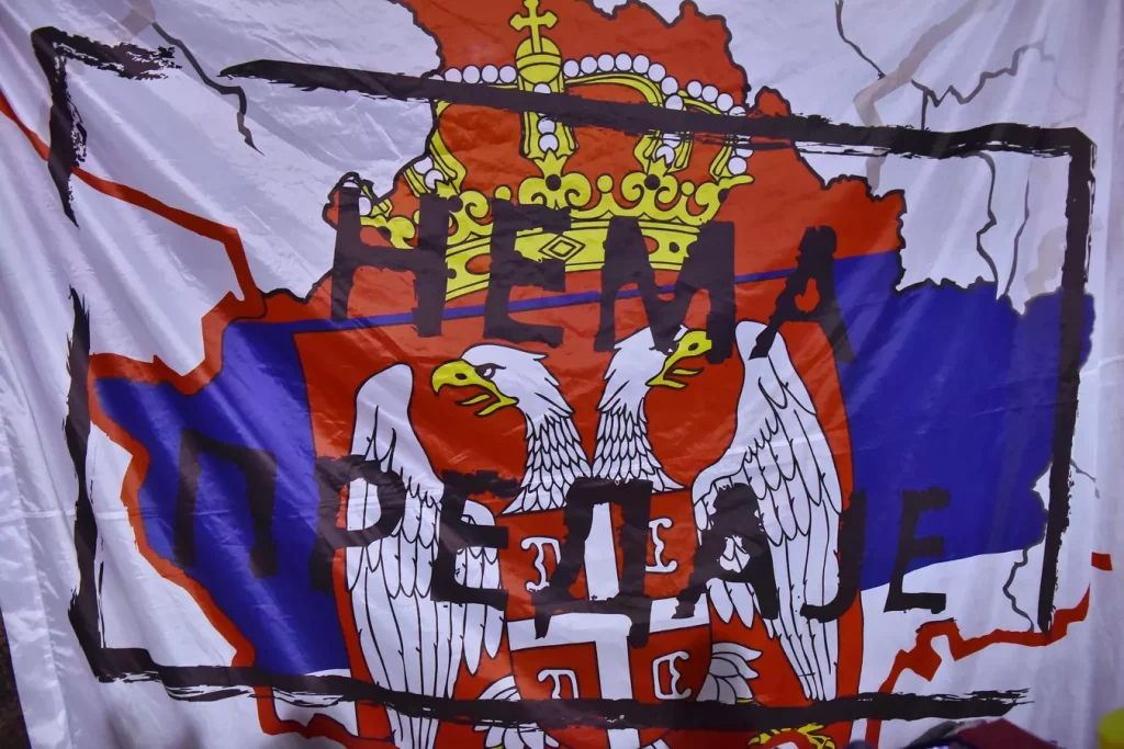 Albanci na tribinama istakli zastave “Velike Albanije” i terorističke “UČK”, a Srbima zabranili sve osim državne zartave