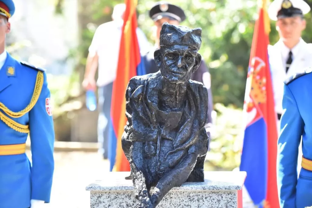 Deda Đorđe i dalje bdi nad senima srpskih junaka: Poslednji čuvar Zejtinlika dobio spomen-bistu /foto/