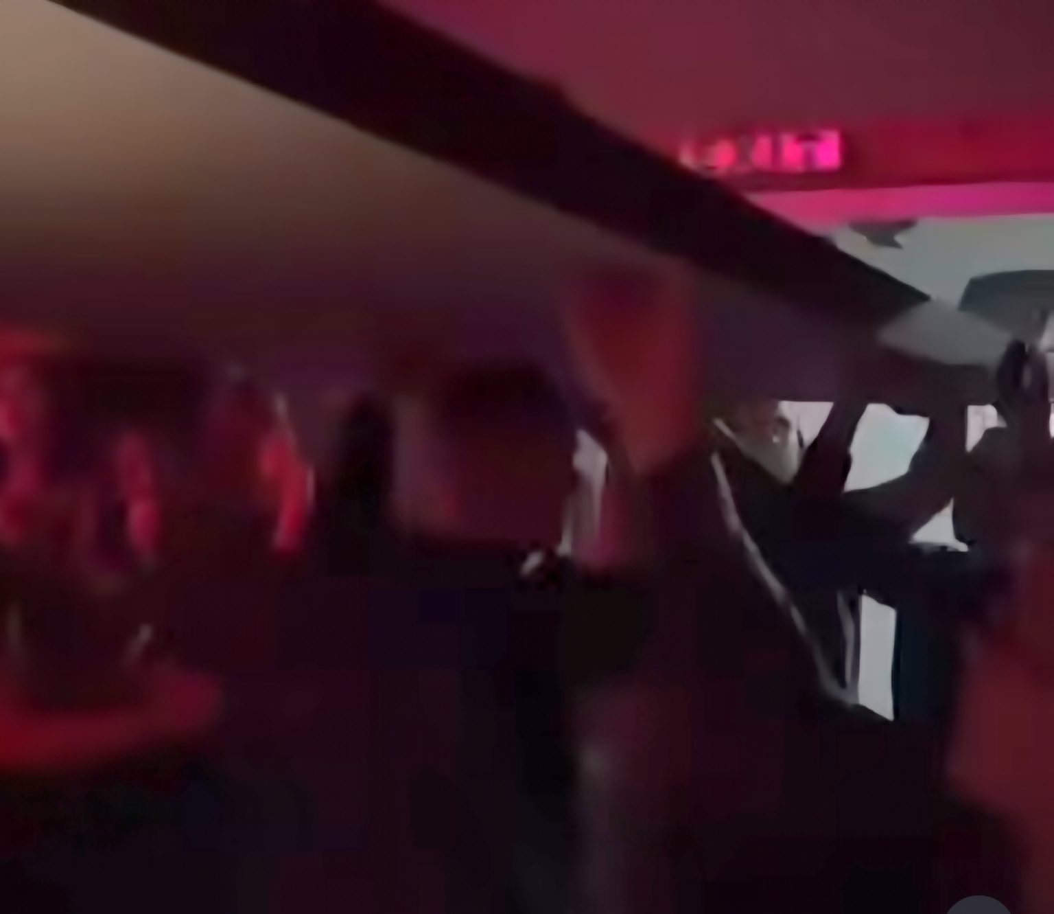 Plafon pao na goste diskoteke u Srbiji (VIDEO)