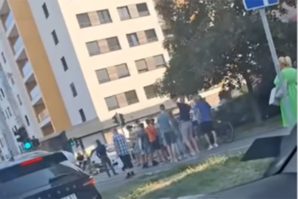 Haos na Novom Beogradu: Auto uletio na trotoar i udario dvije žene (FOTO)