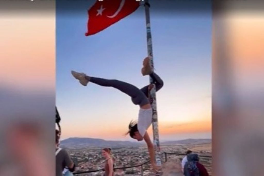 Turistkinji iz BiH prijeti zatvor: Igrala oko koplja sa turskom zastavom (VIDEO)