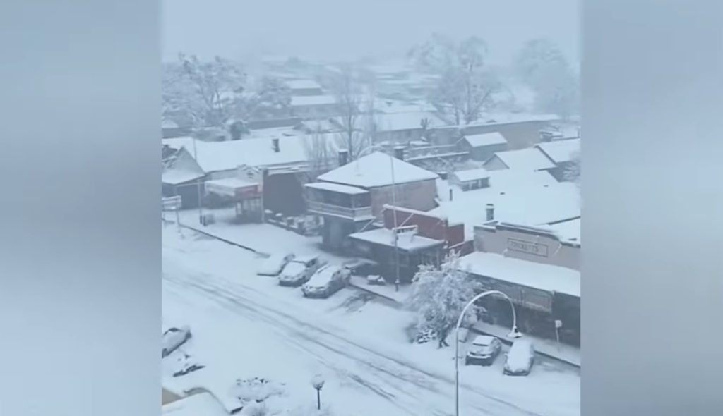 Dijelove Australije prekrio neočekivani snijeg: Djeca se grudvaju dok stotine auta ostaje zaglavljeno