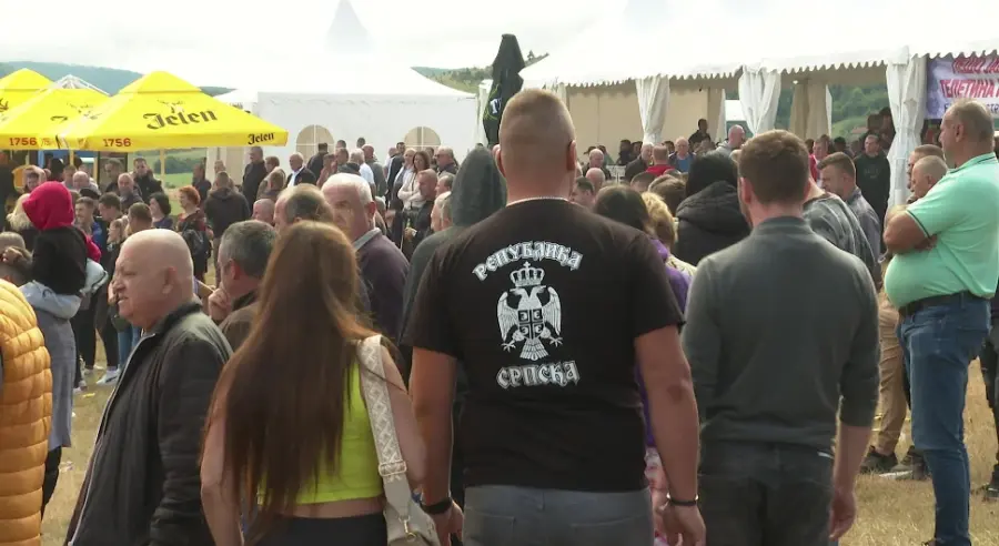 Haos na Kočićevom zboru na Manjači: Djevojka izbola mladića, događaj prekinut