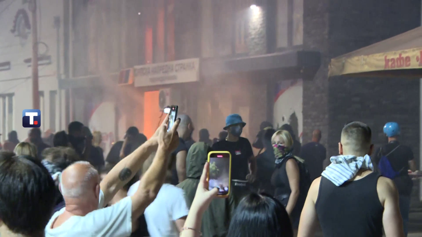 Valjevo: Demonstranti potpuno demolirali i zapalili prostorije SNS-a