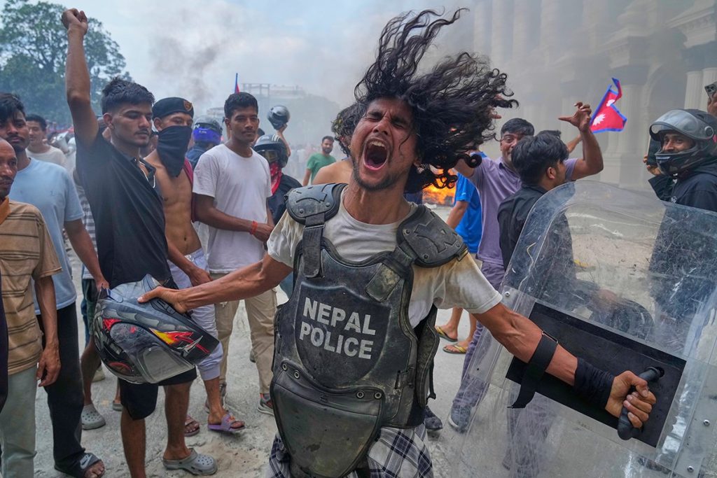 Razjareni Nepalci se ne šale: Premijeru zapalili kuću, ministra ganjali po ulicama (VIDEO)