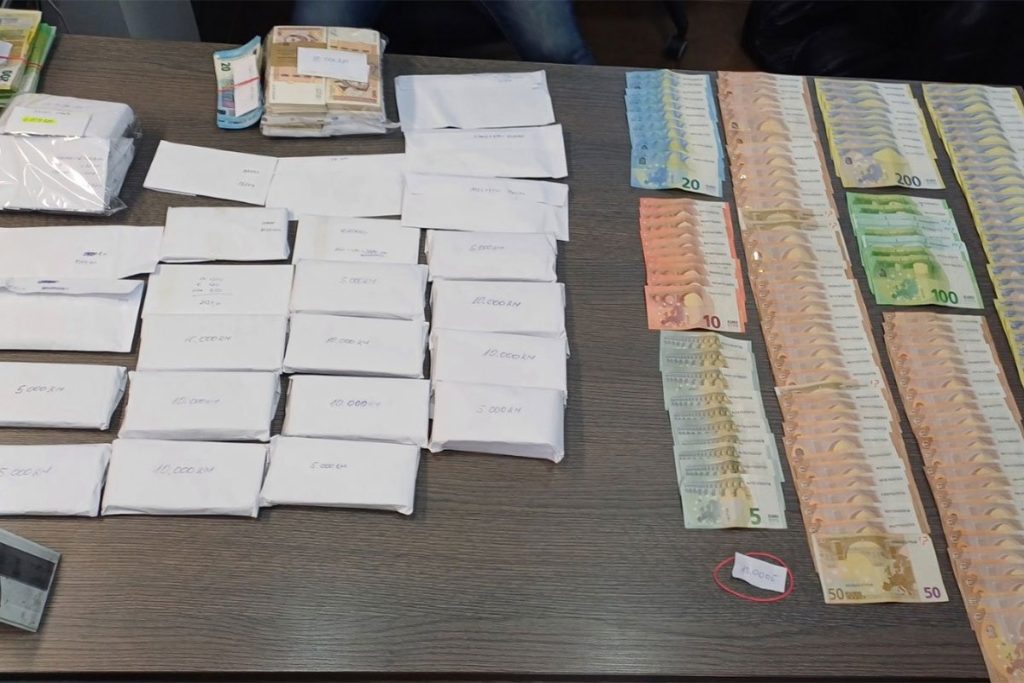 Akcija “Firma”: Oduzeti 300.000 KM, pištolji i vozila, uhapšeni pred tužiocem (FOTO, VIDEO)