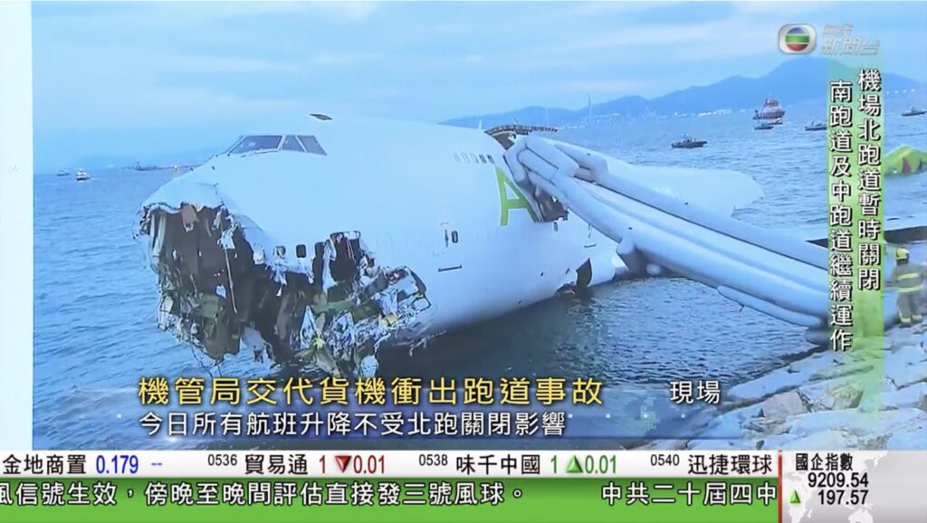 Boeing izletio sa piste, udario u vozilo i završio u moru: Dvije osobe poginule (VIDEO)