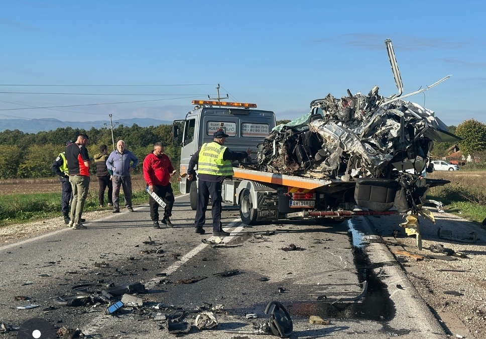 Teška nesreća! Sudar automobila i autobusa: Poginuo vozač auta, dvoje povređeno