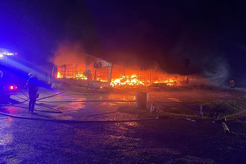 Veliki požar zahvatio pijacu “Arizona” u Brčkom, vatrogasci se bore s vatrenom stihijom