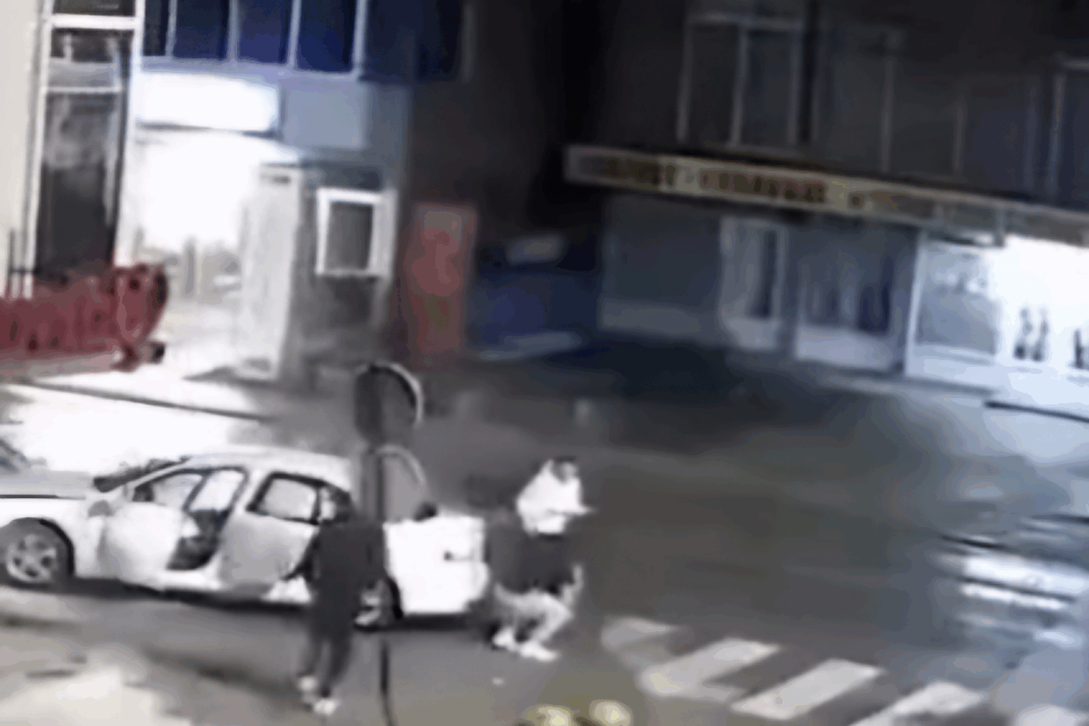 Karambol u Živinicama: Mladić “audijem” POKOSIO 5 AUTOMOBILA, djevojke iz vozila pobjegle odmah nakon nesreće