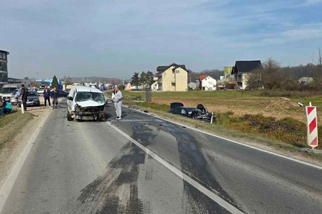 Još jedna nezgoda u Živinicama: Jedno vozilo završilo u kanalu