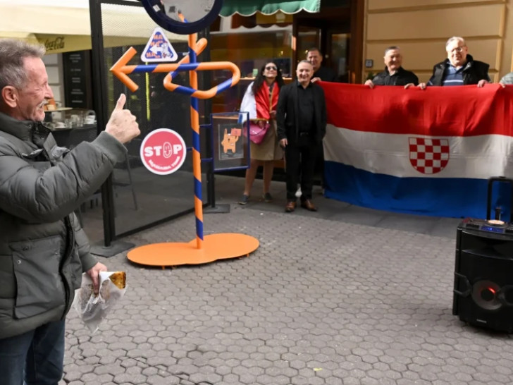 Ekstremni desničari ispred Srpskog narodnog vijeća u Zagrebu puštali Tompsona uz ustaška obilježja