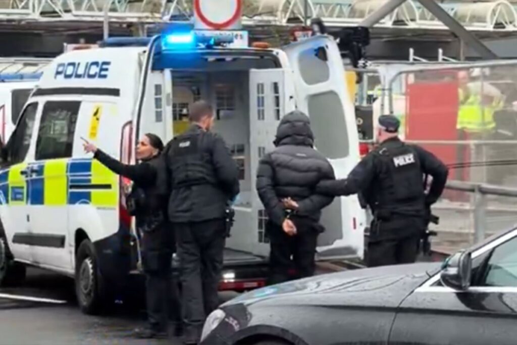 Drama na aerodromu Hitrou: Uhapšen muškarac, oglasila se policija (FOTO, VIDEO)