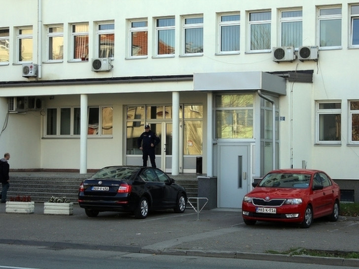 Dobojka narkotike krila u grudnjaku!