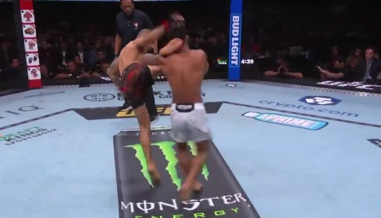 (UZNEMIRUJUĆI SNIMAK) Bizaran način da se izgubi UFC titula: Pantoža polomio ruku nakon 20 sekundi