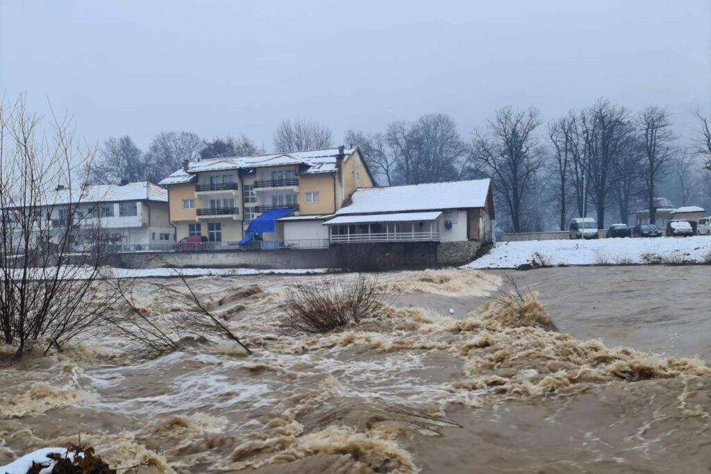 Foča pod opsadom vode: Vanredno stanje zbog brane na Pivi