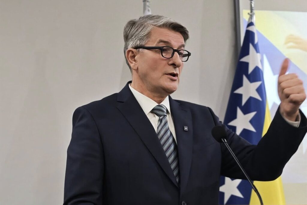 Šemsudin Mehmedović zabrinut za ćirilicu (FOTO)