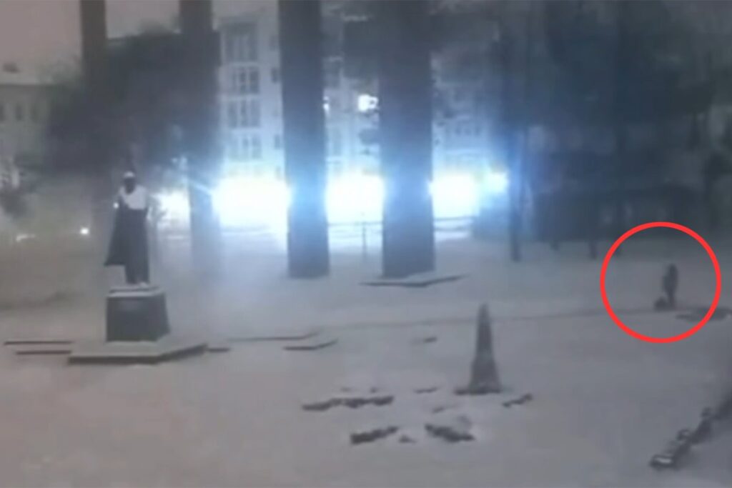 Nadrealni snimak iz Ukrajine: Dron pao pored čistačice, ona nastavila posao