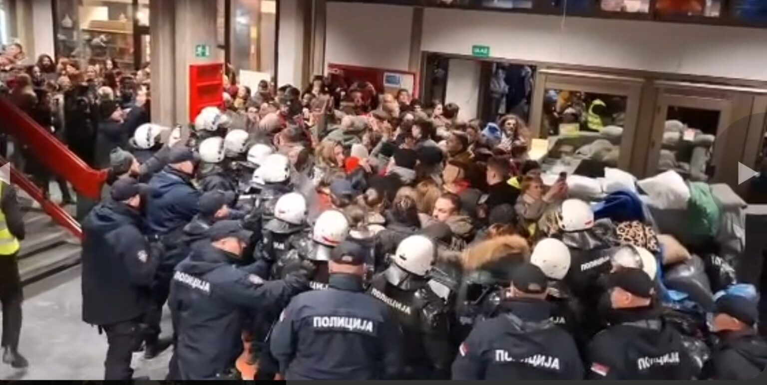 Policija istjerala studente sa Filozofskog fakulteta u Novom Sadu, najavljen protest u Beogradu