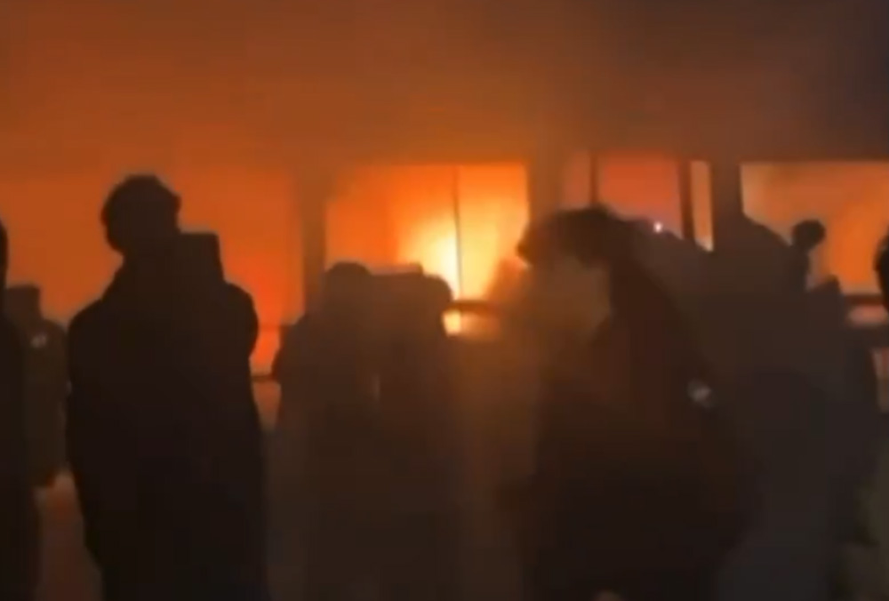 Objavljen snimak početka kobnog požara u Kran-Montani: Vatra se širi po stropu (VIDEO)