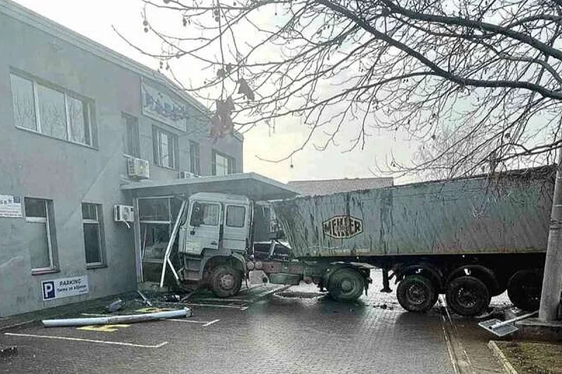 Bijeljina: Vozač izgubio kontrolu nad kamionom i udario u zgradu preduzeća