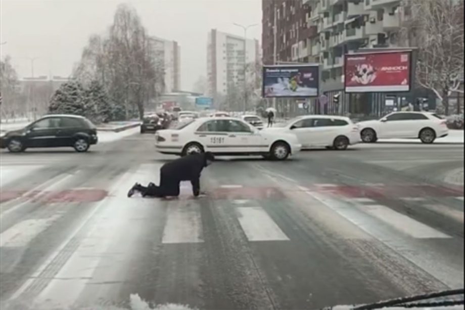 Opreza nikad dosta: Muškarac u Skoplju zbog poledice puzao preko pješačkog prelaza