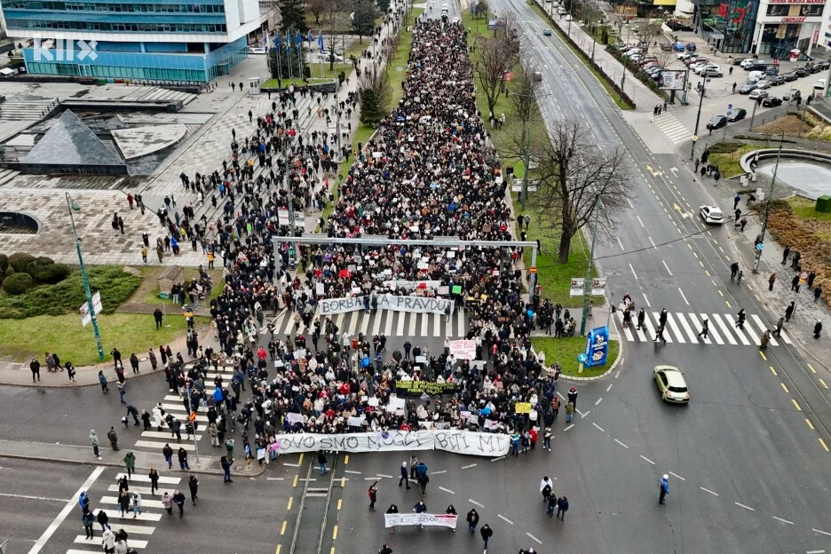 Masovni protesti u Sarajevu: Demonstranti ispred Tužilaštva KS uzvikuju “ubice” (VIDEO)