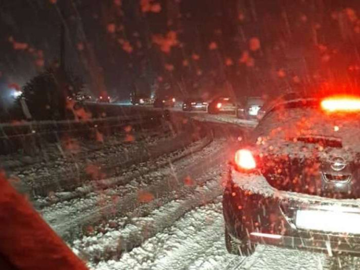 Hercegovina pod snijegom: Otežano odvijanje saobraćaja (VIDEO)