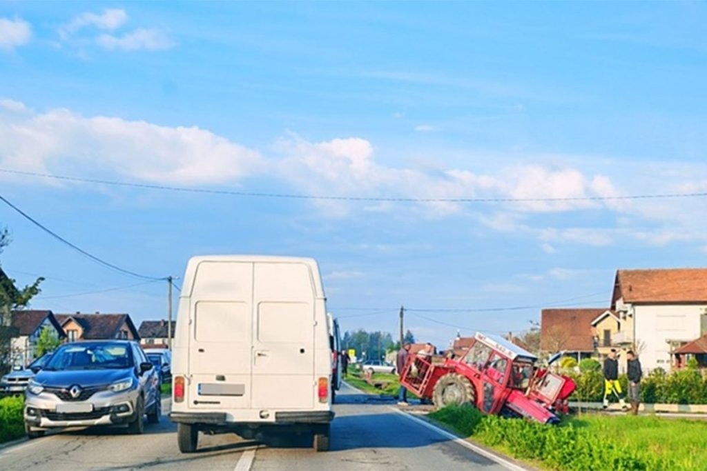 Težak udes kod Bijeljine: Povrijeđen vozač auta u sudaru sa traktorom