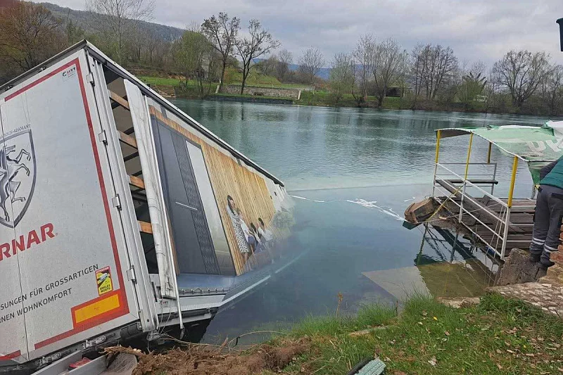 Strava u Bihaću: Sletio sa kamionom u Unu i utopio se