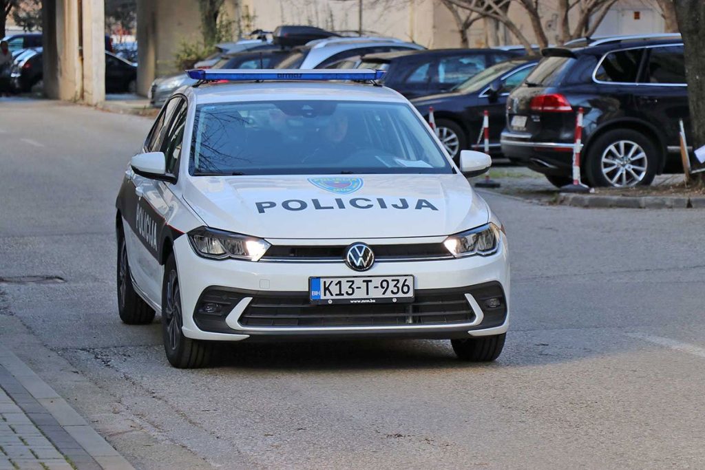 Krvavi napad u Tuzli: Isjekao komšinicu, hitno prevezena u bolnicu Foto: Fena