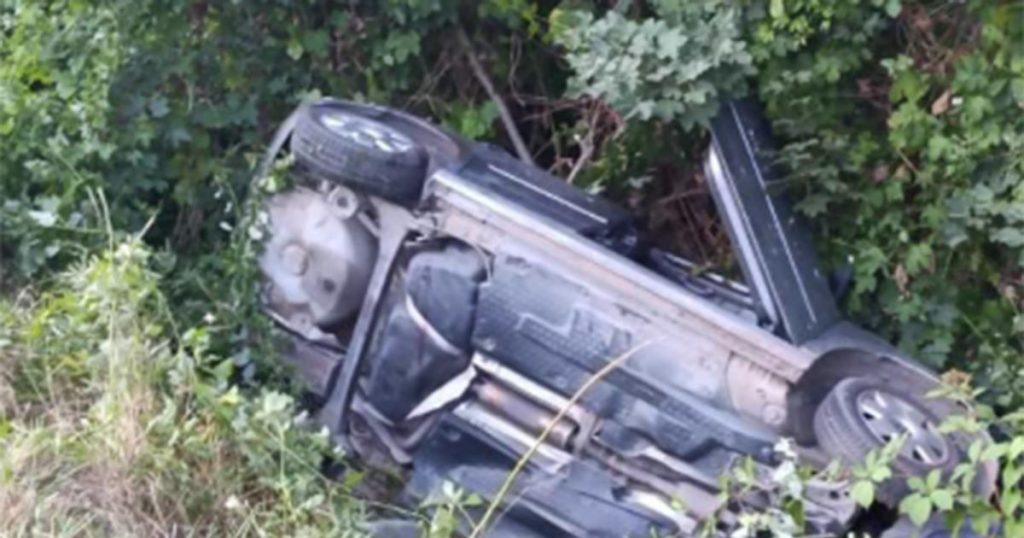 Automobil završio u kanalu, reagovali i vatrogasci (FOTO) Foto: Facebook/Vatrogasno