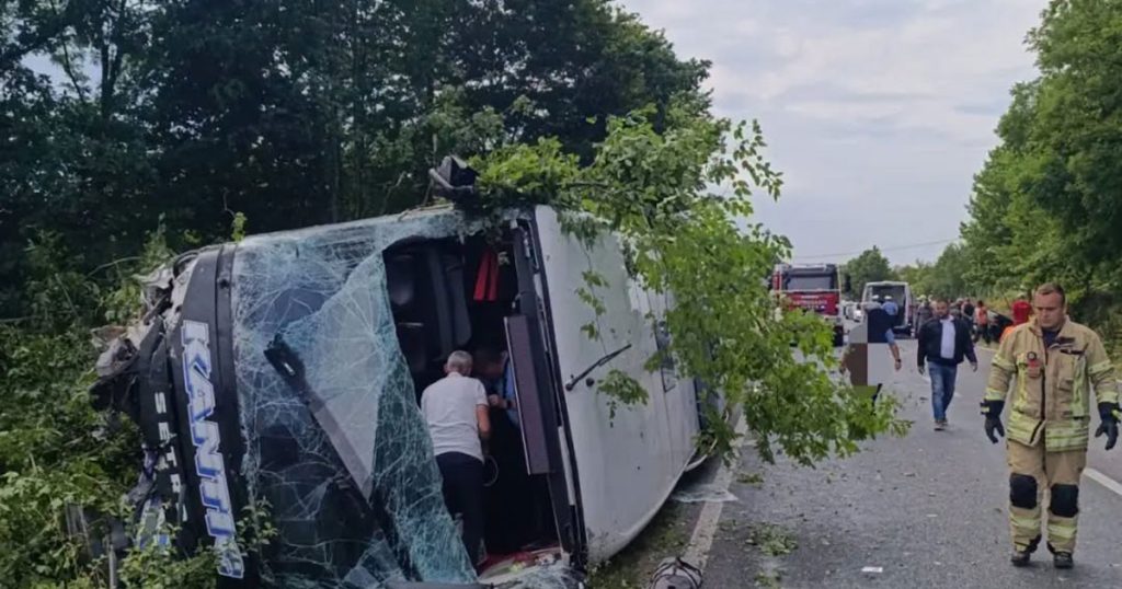 Nove informacije o sudaru autobusa i automobila na putu Prijedor-Banjaluka Foto: Vatrogasci Prijedora/Facebook