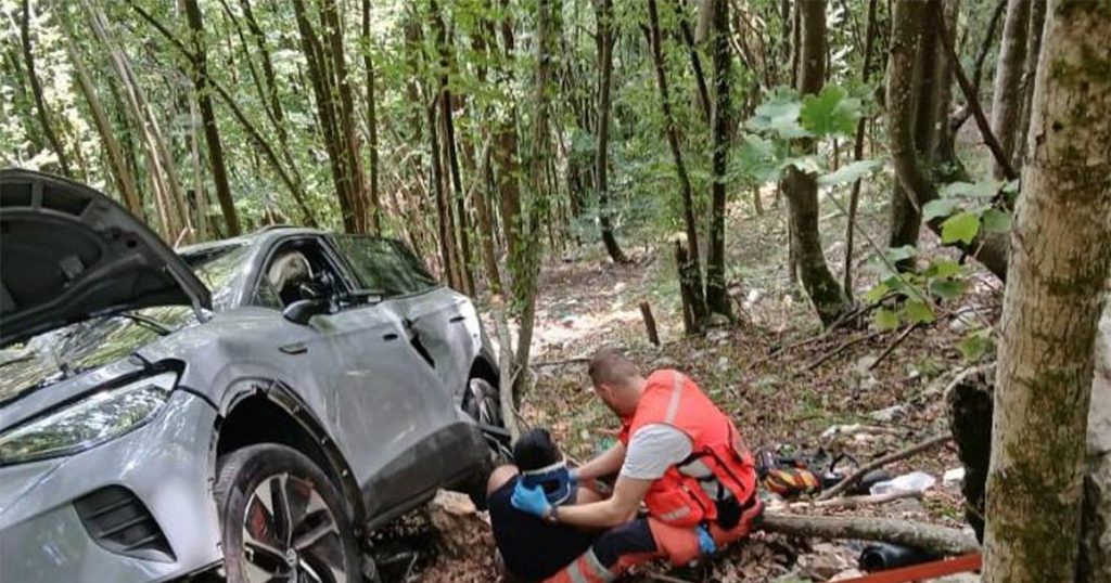 Drama u Hrvatskoj: Auto s pet osoba visio iznad provalije, djecu prevezao helikopter Foto: Zavod za hitnu medicinu