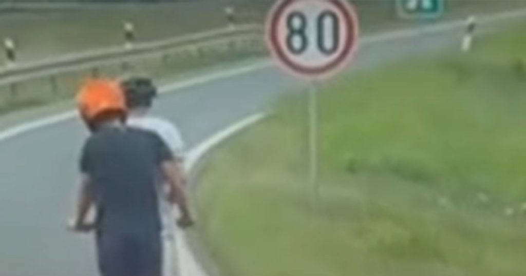 Uznemirujući snimak iz Srbije: Dječaci na trotinetu jurili auto-putem (VIDEO) Foto: Instagram/Screenshot