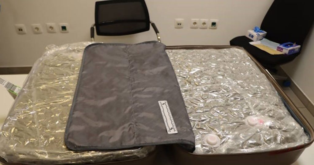 Nevjerovatna slučajnost na aerodromu u Zagrebu: Izabrali njen kofer pa pronašli drogu Foto: Policijska uprava zagrebačka)" />