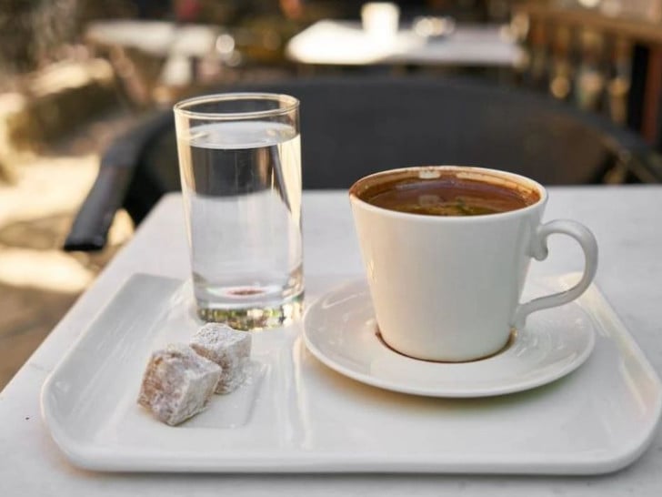 Foto: Čaša vode prije kafe: Navika koja vam može sačuvati zdravlje