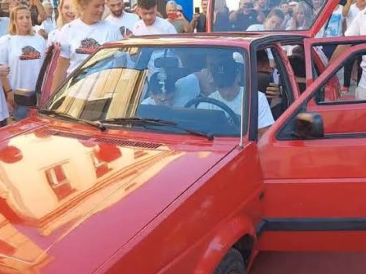 Nevjerovatan prizor u Sanskom Mostu: 20 ljudi stalo u legendarni „golf 2“ (VIDEO) Foto: Printskrin video