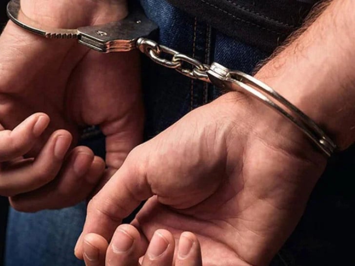 Drama u Kragujevcu: Policija privela mladića sa sjekirom, nožem i pištoljem kod štanda SNS-a Foto: Agencije