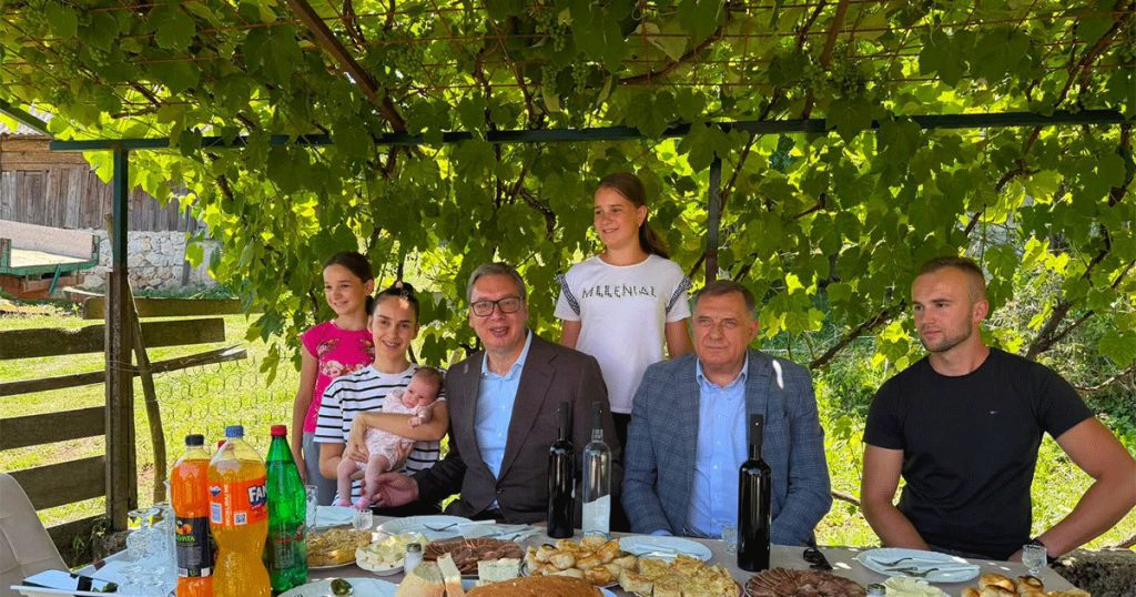 Vučić i Dodik obećali put i kuću porodici Ilić u Vodicama kod Šipova Foto: Facebook/Milorad Dodik