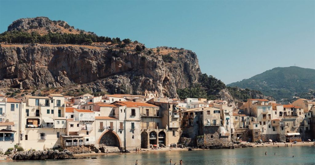 Talasi na plažu izbacili više od 700.000 evra: Ljudi utrčavali u more da skupe novac (VIDEO) Foto: Pexels/Ilustracija