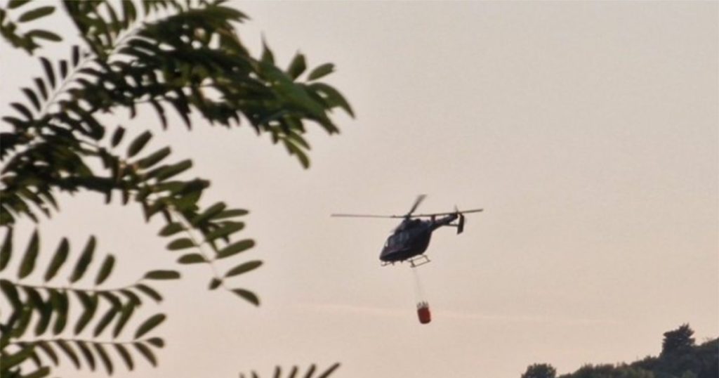 Požar kod Trebinja ne jenjava: Aktiviralo se minsko polje, u pomoć stigao i helikopeter (VIDEO) Foto: RTRS