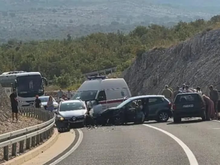 Teška nesreća kod Stoca: Povrijeđeno više osoba, saobraćaj obustavljen Foto: Društvene mreže