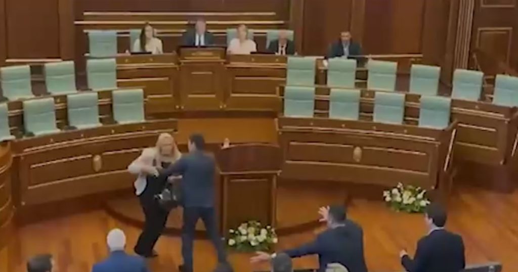 Prekinuta sjednica u Prištini: Poslanica jajima gađala Kurtija (VIDEO) Foto: RTS