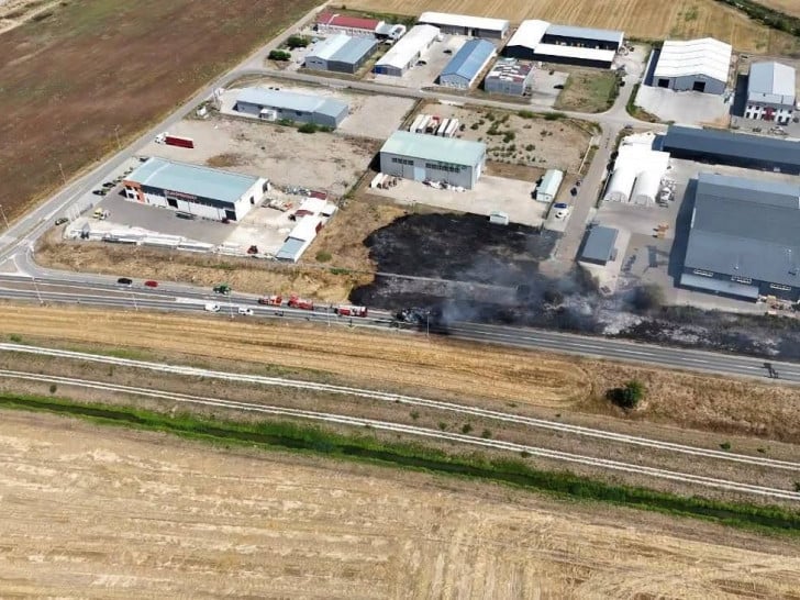 Požar na obilaznici kod Bijeljine: Planula prikolica sa sijenom, vatra zahvatila i strnjik Foto: NTV Arena Bijeljina
