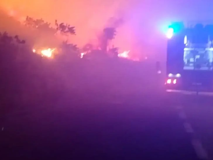 Dramatična noć na Ivanici: Vatra guta Vlašticu, stigla pomoć iz Trebinja Foto: Dramatična noć na Ivanici: Vatra guta Vlašticu, stigla pomoć iz Trebinja