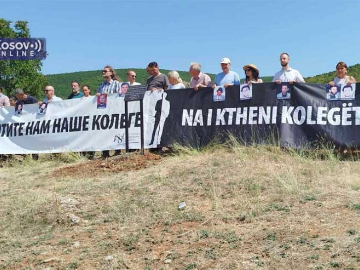 Spomen-ploča otetim srpskim novinarima ponovo postavljena Foto: Kosovo onlajn