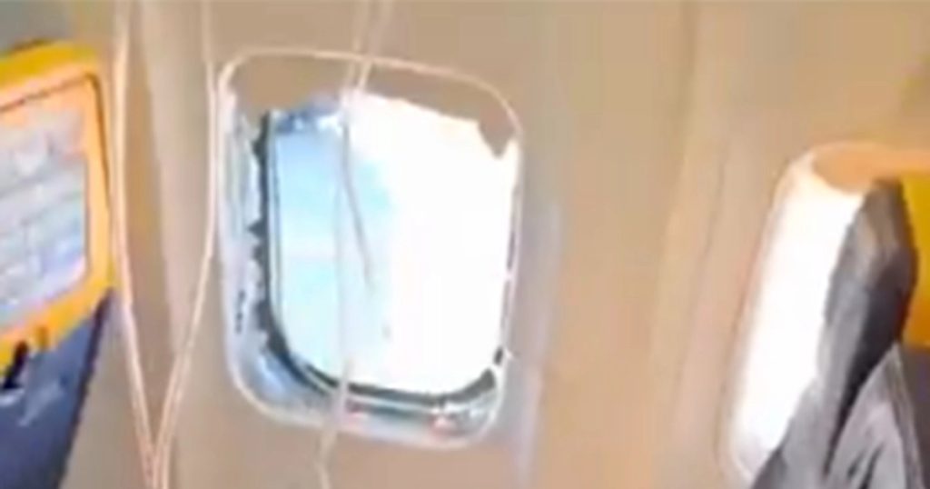 Novi snimak incidenta u kojem je Srbin umalo ispao iz aviona Rajanera Foto: Screenshot/x.com