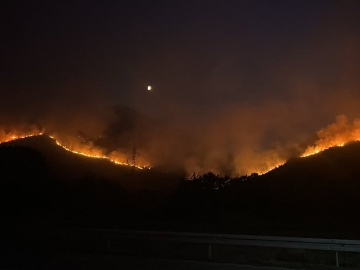 Helikopter Oružanih snaga gasi požar kod Trebinja Foto: Helikopter Oružanih snaga gasi požar kod Trebinja